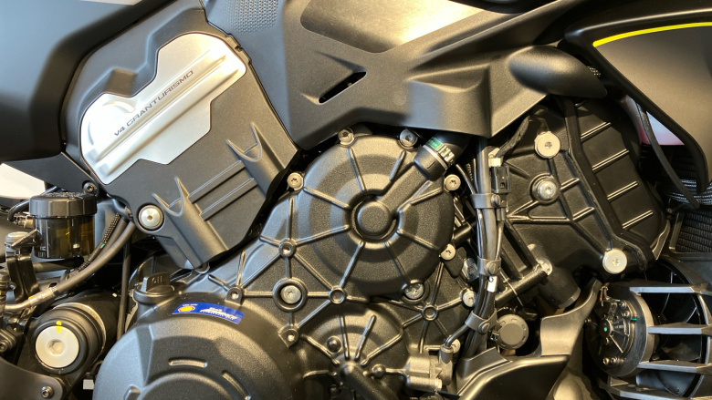 Ducati Diavel V4 - Dark Stealth Yellow (25MY)